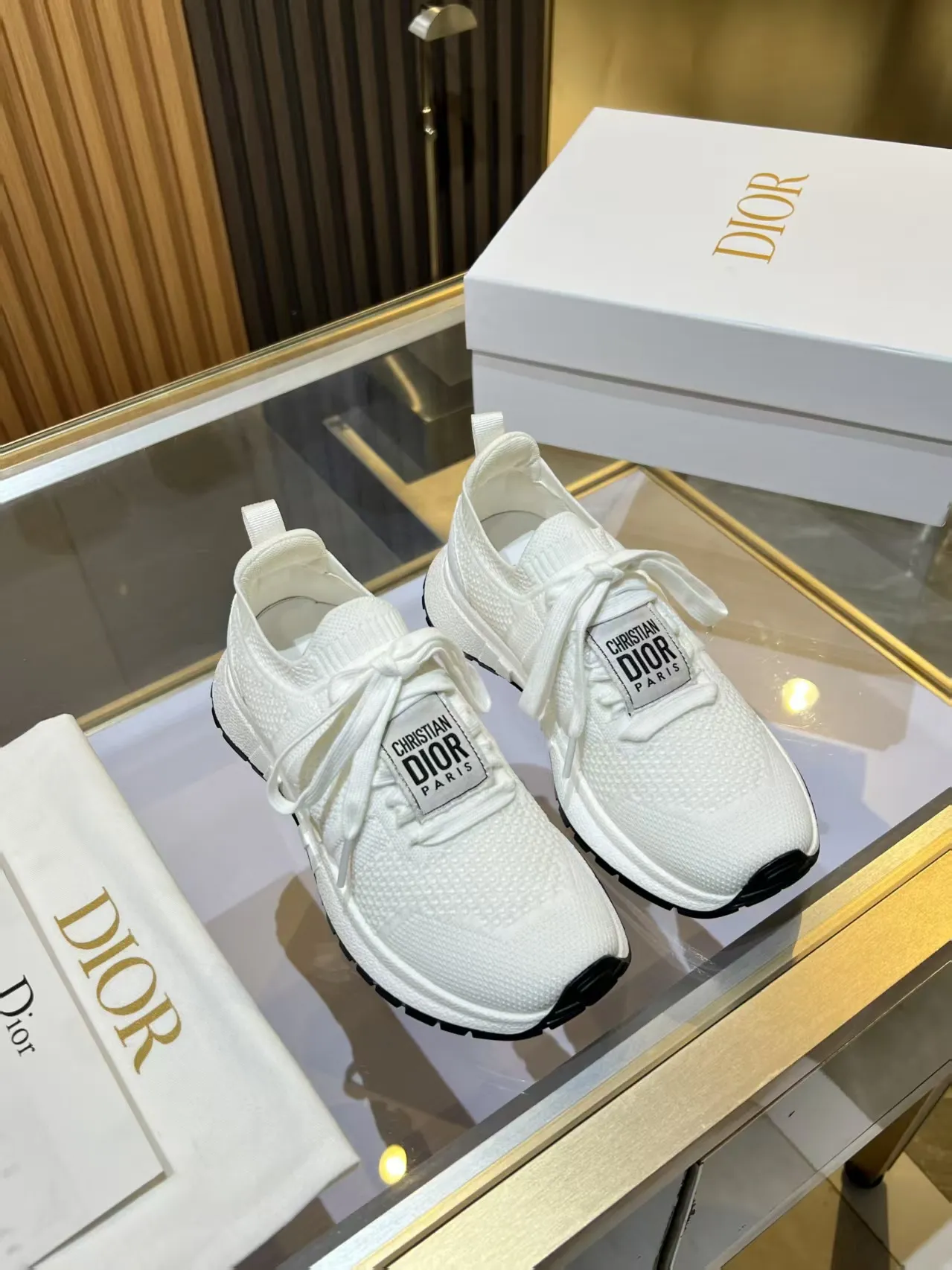 👟👟Ex-factory price 460👟👟 DIOR CHRONO Dior's new high-version, casual, business, all-in-one sports shoes. Simple and super versatile. The upper is equipped with a Logo cloth label. The upper is perfect and luxurious, and can be matched with any spring, summer, autumn and winter clothing. The upper foot is even more comfortable! The original material is disassembled and reproduced perfectly. The fly-woven upper is breathable and comfortable. The original super lightweight TPU absorbent film anti-slip outsole. Unique. Full of details. Fine workmanship. Worth owning. Equipped with original packaging at the counter. 3 colors available SIZE: 35--40 (41 can be customized)